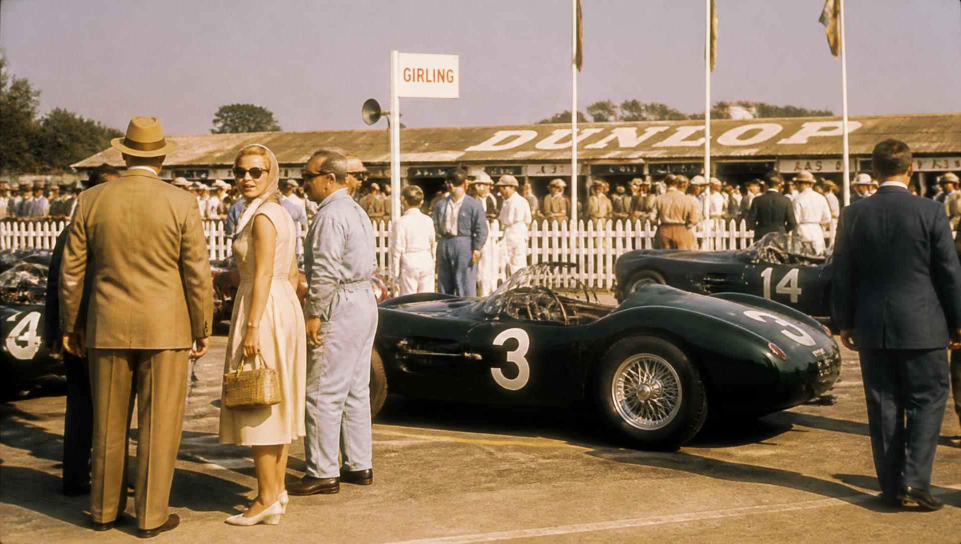 Ambiente de corrida clássica dos anos 60, ao estilo Goodwood Revival